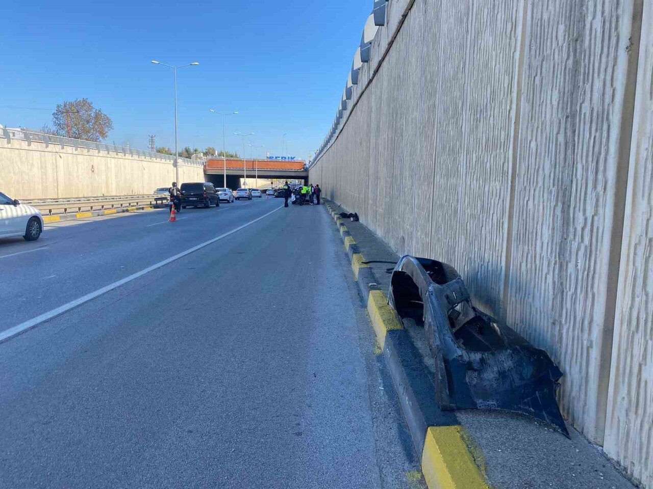 ANTALYA’NIN SERİK İLÇESİNDE D400 KARAYOLUNDA MEYDANA GELEN TRAFİK KAZASINDA 1 KİŞİ AĞIR...