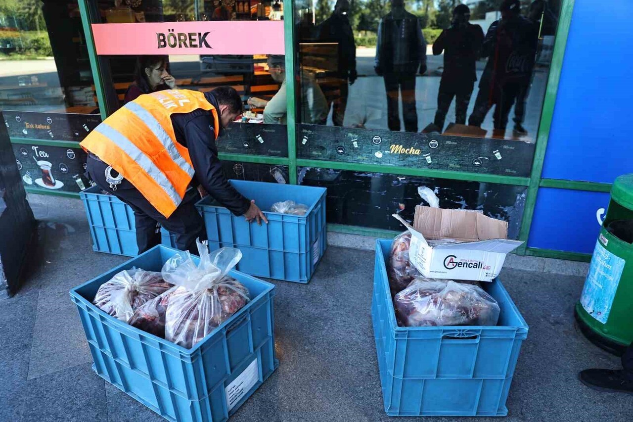ANTALYA OTOGARI’NDA KÜTAHYA’DAN GELEN BİR YOLCU OTOBÜSÜNÜN BAGAJINDA USULSÜZ TAŞINAN ET ELE...