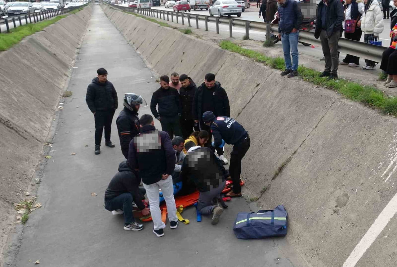 ANTALYA7DA YAYAYA YOL VERMEK İÇİN DURAN MOTOSİKLET SÜRÜCÜSÜ ARKADAN GELEN ARACIN ÇARPMASI SONUCU...