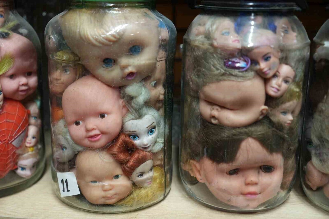 ANTİKA DÜKKANI İŞLETEN HAMDİ DİNİBÜTÜNOĞLU, YALNIZ YAŞAYAN BİR KOLEKSİYONERDEN SATIN ALDIĞI VE...