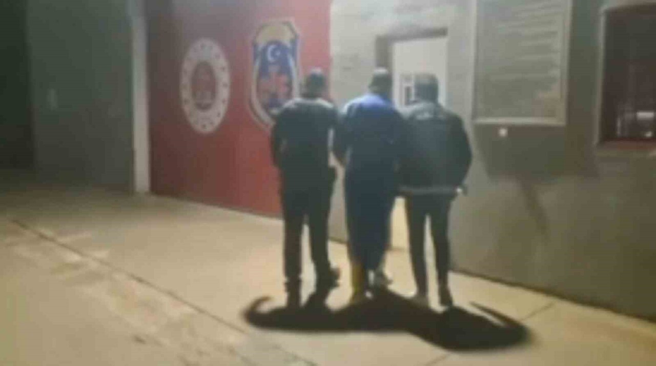 ARAÇ ALIŞ SATIŞ ANLAŞAMADIĞI ARAÇ SAHİBİNİ YARALADI ARACI KAÇIRAN ŞAHIS TUTUKLANDI