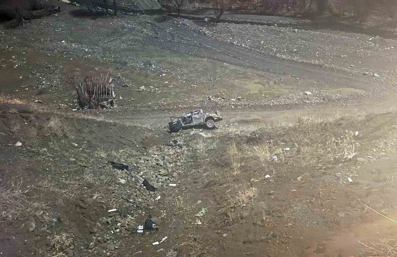 ARAÇ UÇURUMA YUVARLANDI