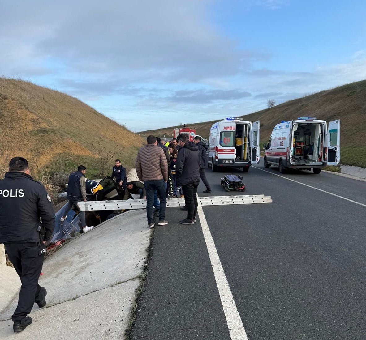 ARAÇTA SIKIŞAN YARALILARI İTFAİYE KURTARDI.