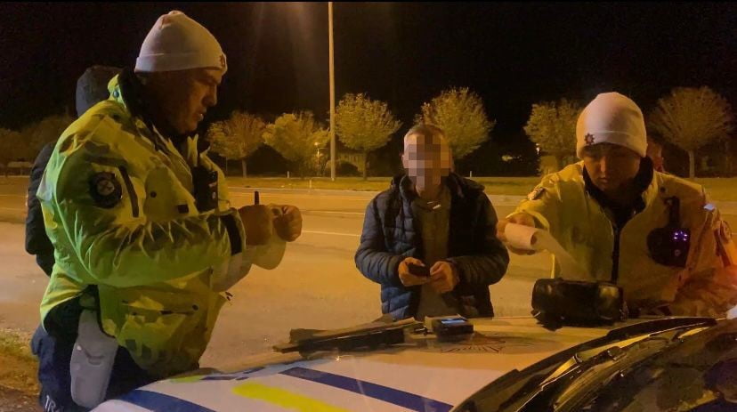 ARAÇTA YOLCU KONUMUNDA OLAN BİR ŞAHIS İSE KENDİLERİNİ GÖRÜNTÜLEYEN GAZETECİYE İLK OLARAK BASIN...