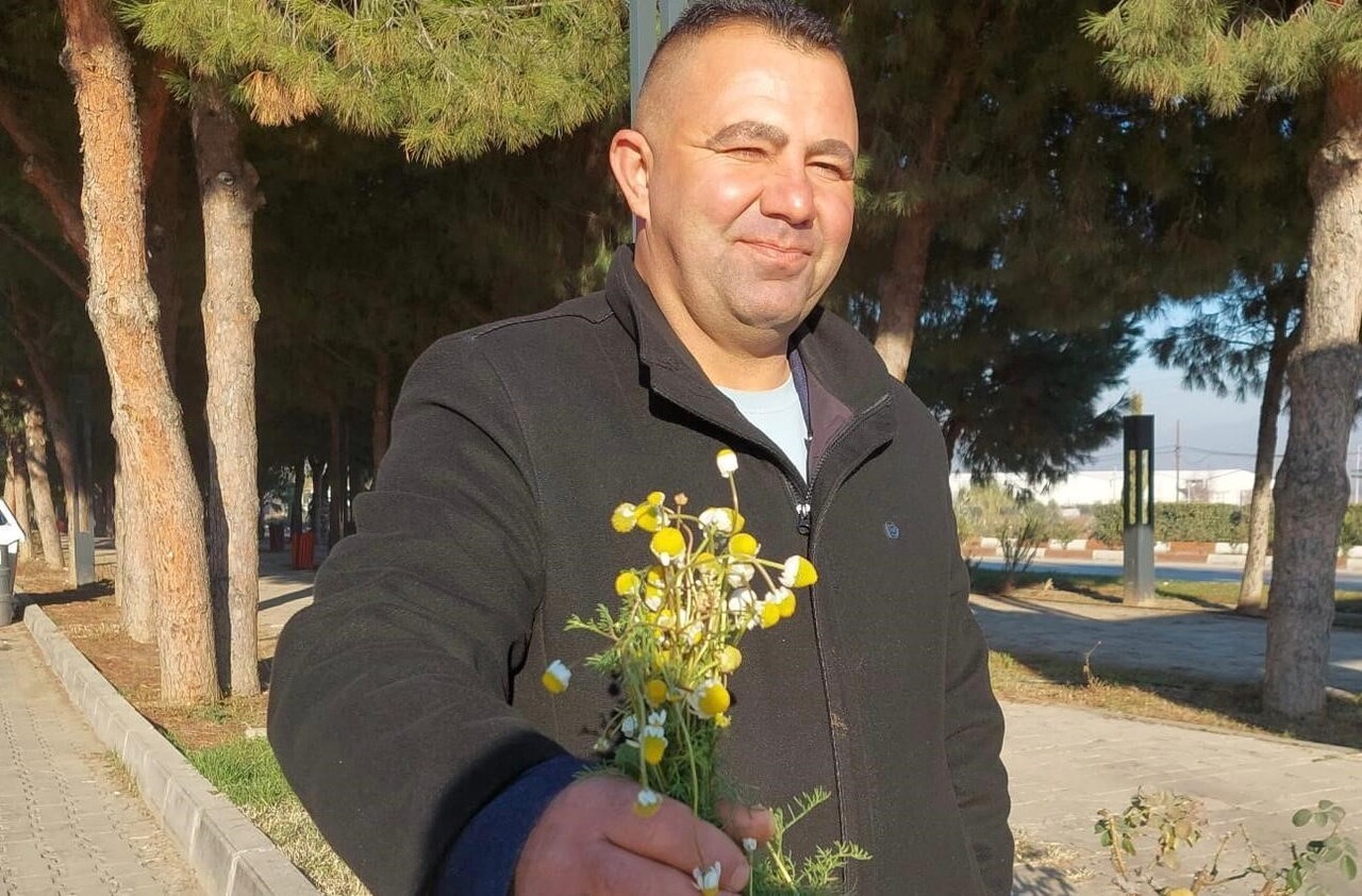 ARALIK AYINDA AÇAN PAPATYALAR, VATANDAŞLARIN DA DİKKATİNİ ÇEKTİ. GÜNEŞLİ GÜNLERİ FIRSAT BİLEN...