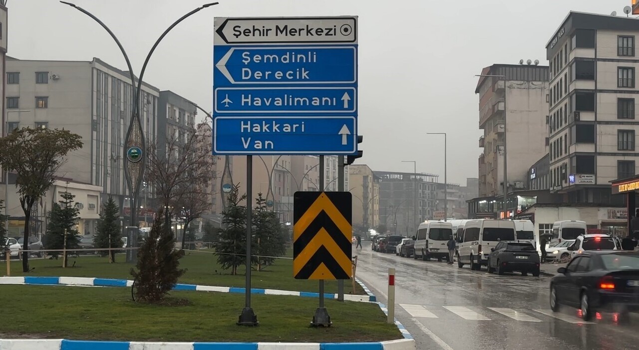 ARALIKSIZ DEVAM EDEN YAĞIŞ SEBEBİYLE UÇAK SEFERLERİ İPTAL EDİLDİ.