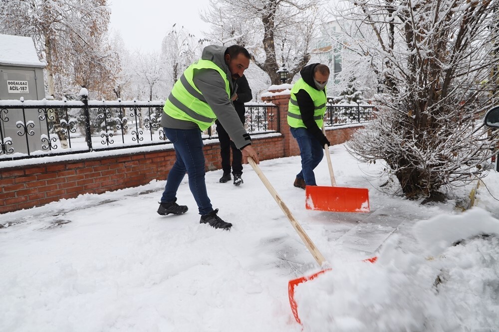 ARDAHAN'DA BELEDİYEDEN KARLA MÜCADELE. (OLGUN YILDIZ/ARDAHAN-İHA)