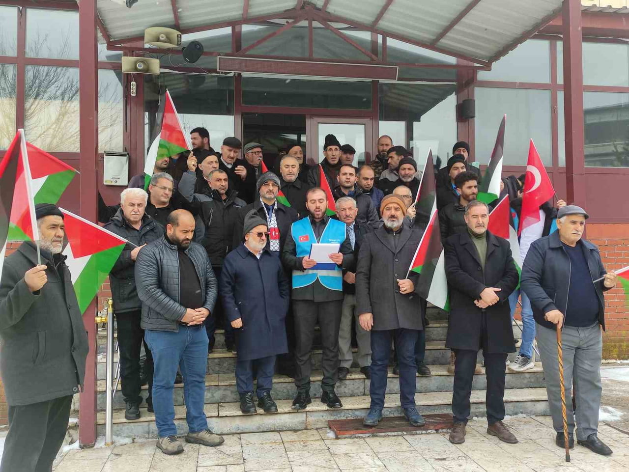 ARDAHAN'DA BİR GRUP, CUMA NAMAZI ÇIKIŞI İSRAİL'İ PROTESTO EDEREK, FİLİSTİN'E DESTEK ÇAĞRISINDA...