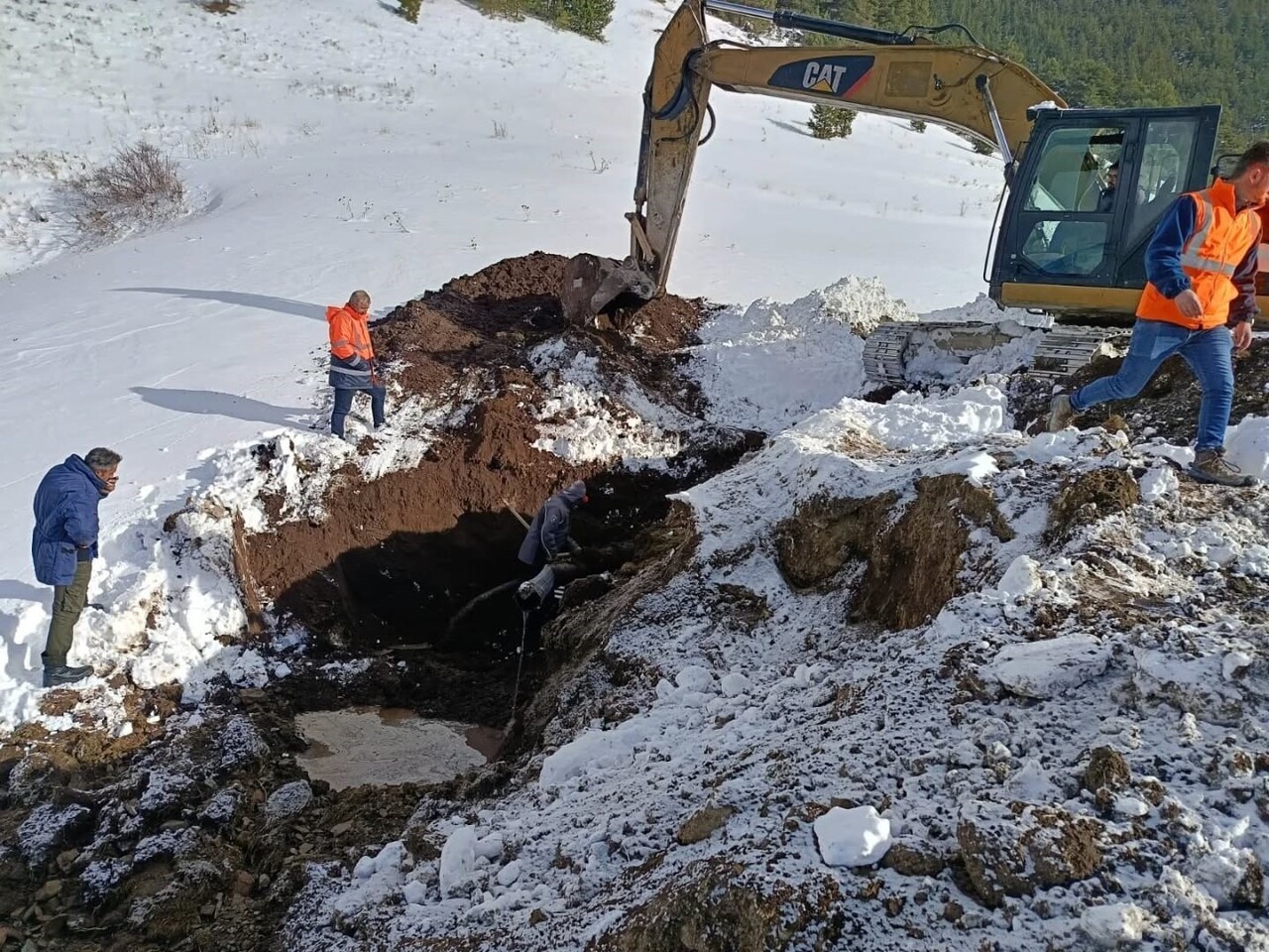ARDAHAN'DA ILGAR DAĞI GEÇİDİ'NDE YAPIMI DEVAM EDEN TÜNEL İNŞAATINDA SU BORUSU PATLADI. EKİPLER...