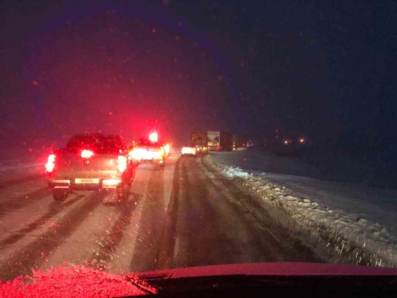 ARDAHAN'DA KAR VE YOĞUN TİPİ ULAŞIMI AKSATIYOR. (OLGUN YILDIZ/ARDAHAN-İHA)