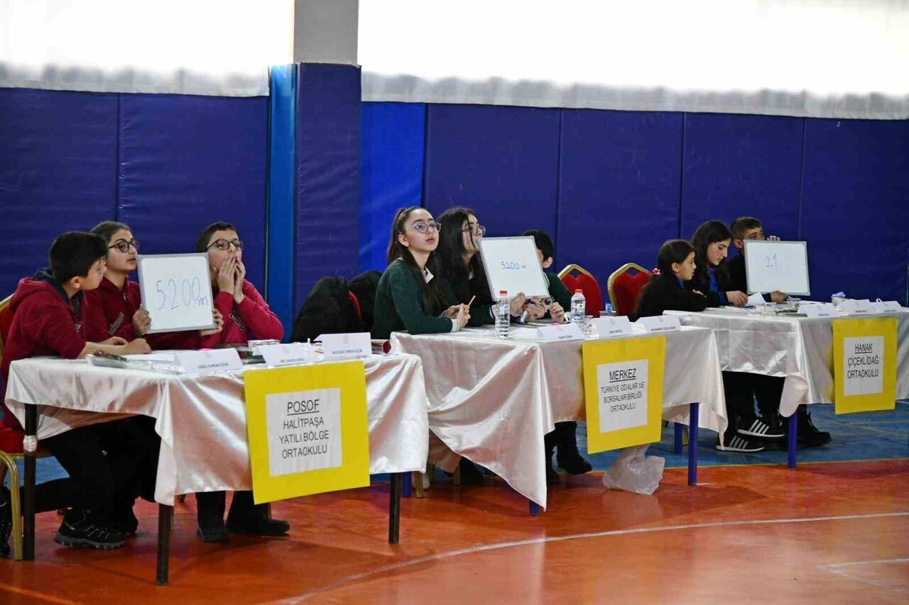 ARDAHAN'DA OKULLAR ARASI BİLGİ YARIŞMASI DÜZENLENDİ. (OLGUN YILDIZ/ARDAHAN-İHA)