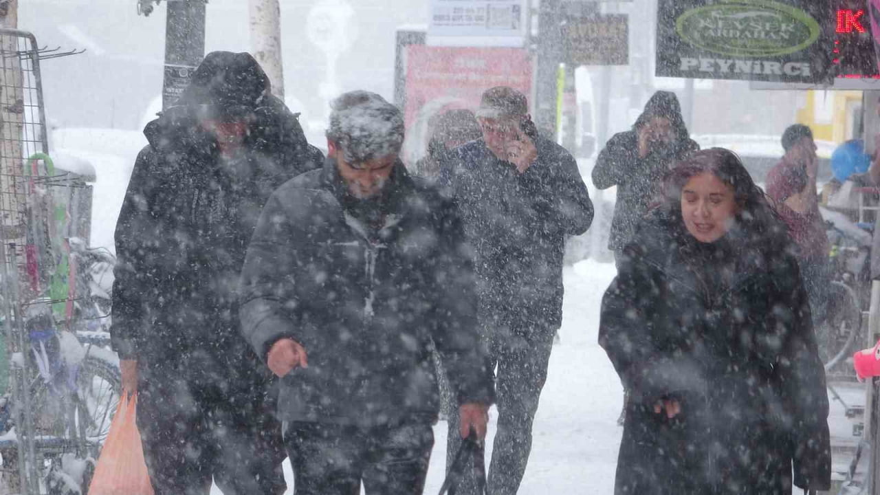 ARDAHAN’DA KAR YAĞIŞIYLA BİRLİKTE KENT MERKEZİ KISA SÜREDE BEYAZ ÖRTÜYLE KAPLANDI