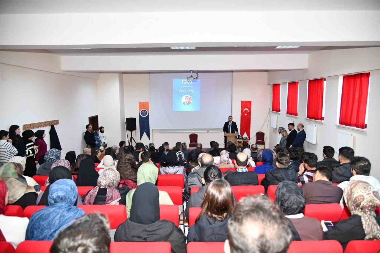 ARDAHAN VALİSİ HAYRETTİN ÇİÇEK, ARDAHAN ÜNİVERSİTESİ’NDE SÖYLEŞİ PROGRAMINA KATILDI. (OLGUN...