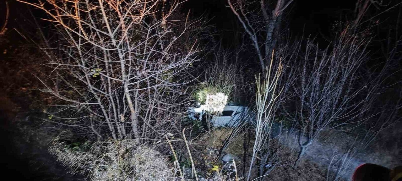 ARDANUÇ İLÇESİNDE BİR OTOMOBİLİN UÇURUMA YUVARLANDIĞI KAZADA 4 KİŞİ YARALANDI.