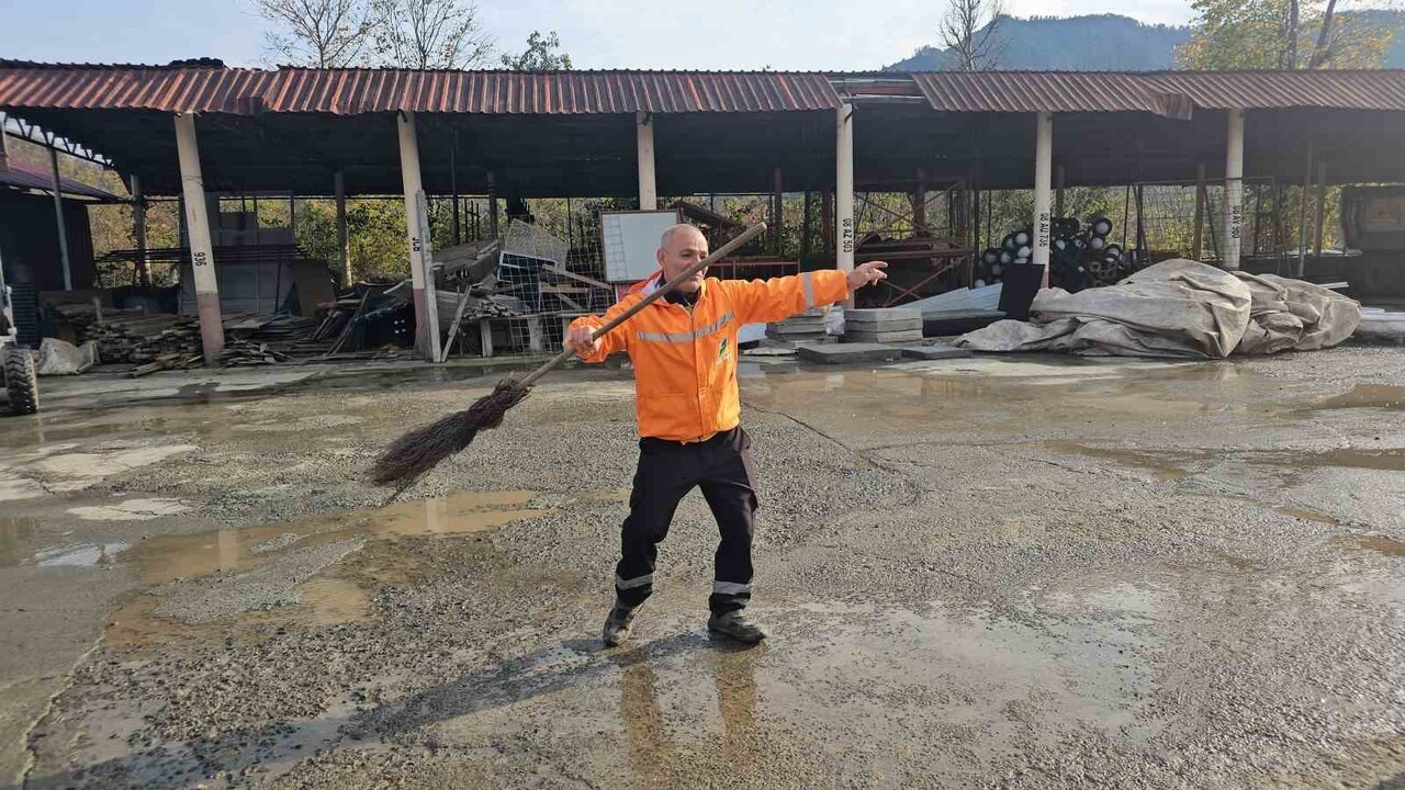 ARHAVİ’DE 52 YAŞINDAKİ TEMİZLİK GÖREVLİSİ BİROL NARMAN, SÜPÜRGE ELİNDE DUYDUĞU HER MÜZİK SESİNDE...