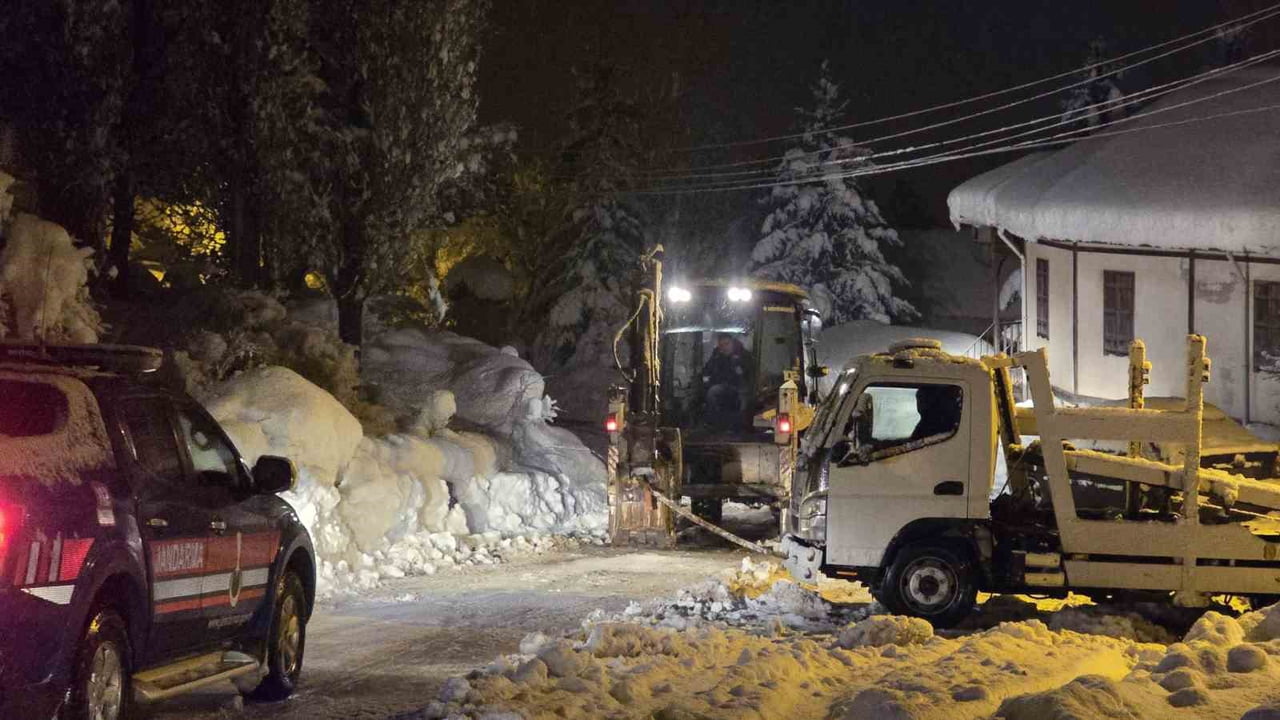 ARİF KURU (62) İSİMLİ VATANDAŞ KAR YAĞIŞININ YOLUN OLDUĞU BÖLGEDE ARACIYLA MAHSUR KALDI. DURUMUN...