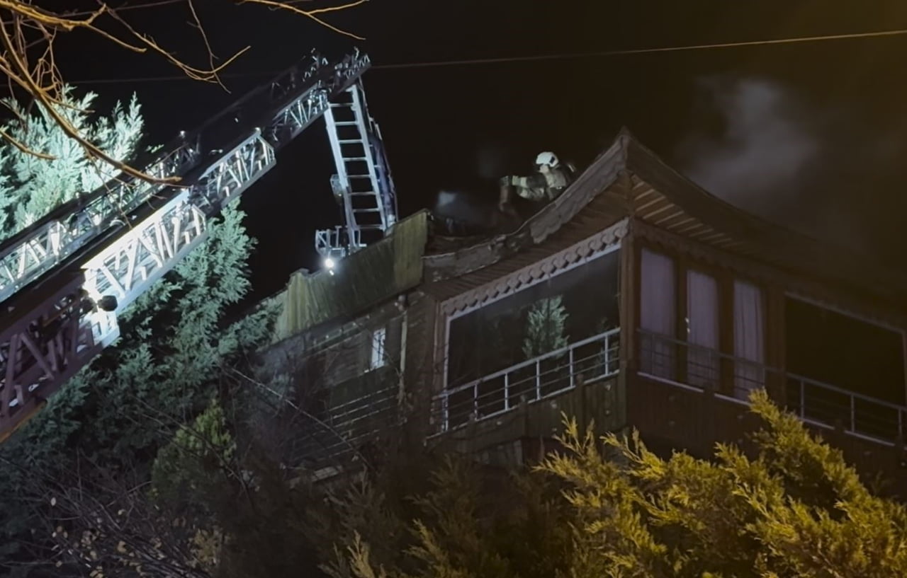 ARNAVUTKÖY'DE 4 KATLI BİNANIN BACASINDA YANGIN ÇIKTI. İTFAİYE EKİPLERİNİN MÜDAHALESİYLE YANGIN...