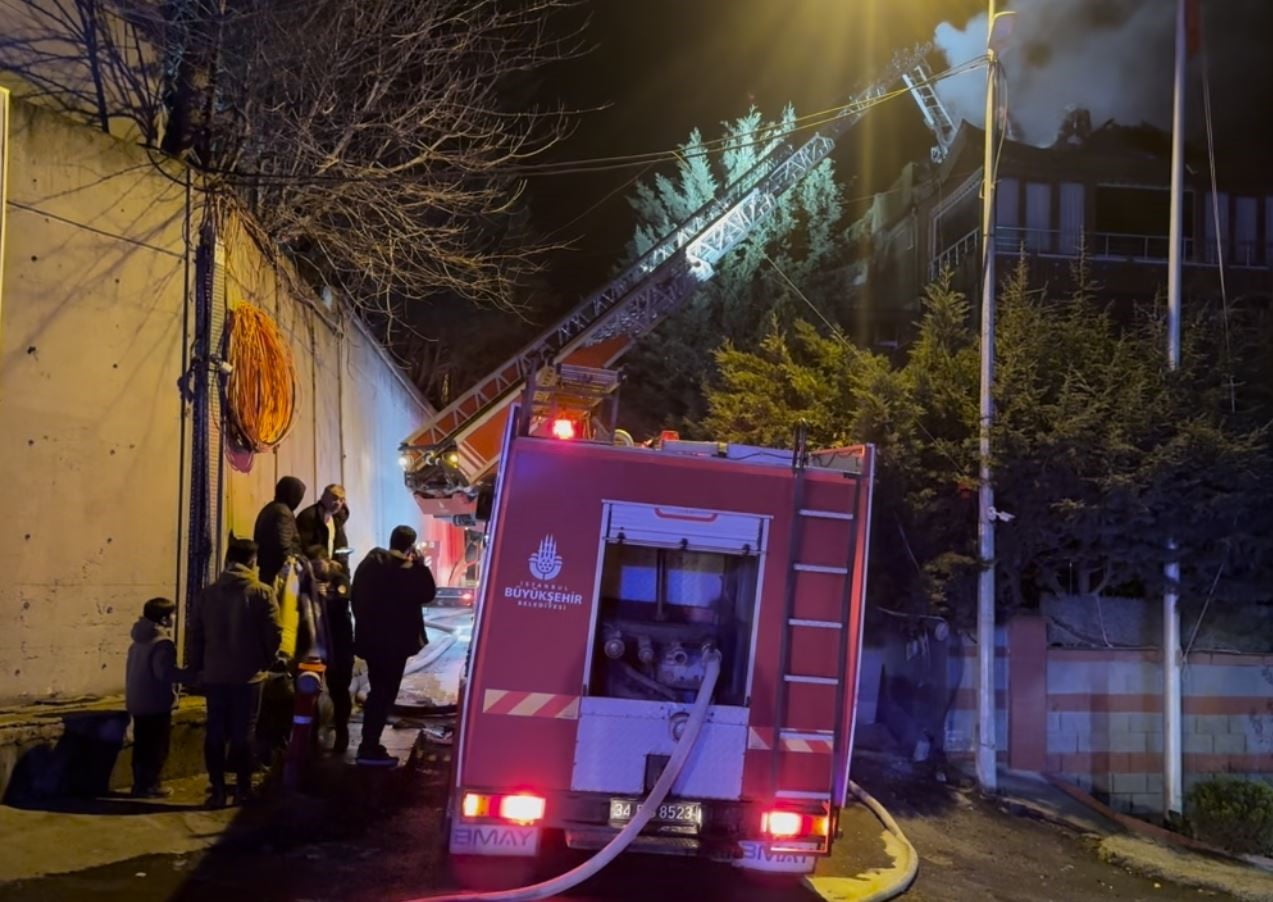 ARNAVUTKÖY'DE 4 KATLI BİNANIN BACASINDA YANGIN ÇIKTI. İTFAİYE EKİPLERİNİN MÜDAHALESİYLE YANGIN...