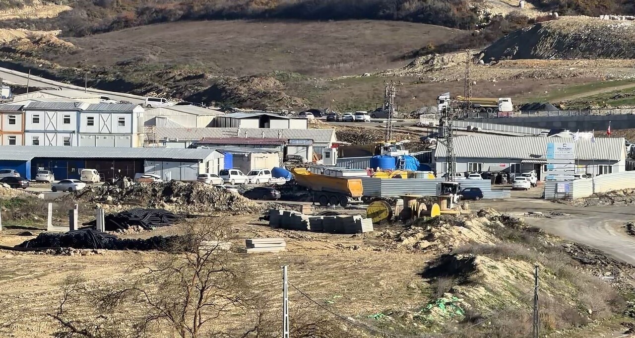 ARNAVUTKÖY’DE BULUNAN EMLAK KONUT ŞANTİYESİ’NDE TAŞERON BİR FİRMADA ÇALIŞAN KAMYON ŞOFÖRÜ, GAZOZ...