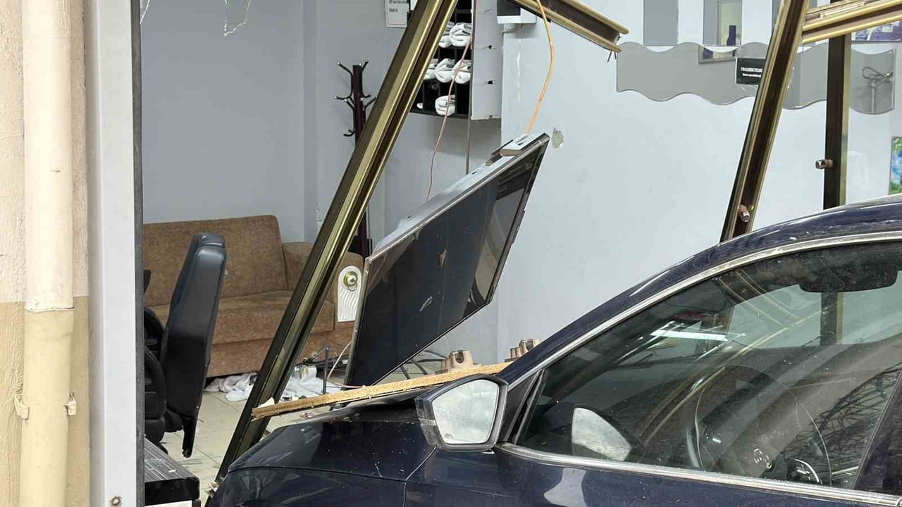 ARNAVUTKÖY’DE, EL FRENİ ÇEKİLMEYEN BİR OTOMOBİL YAKLAŞIK 50 METRE KAYARAK BİR BERBER DÜKKANINA...