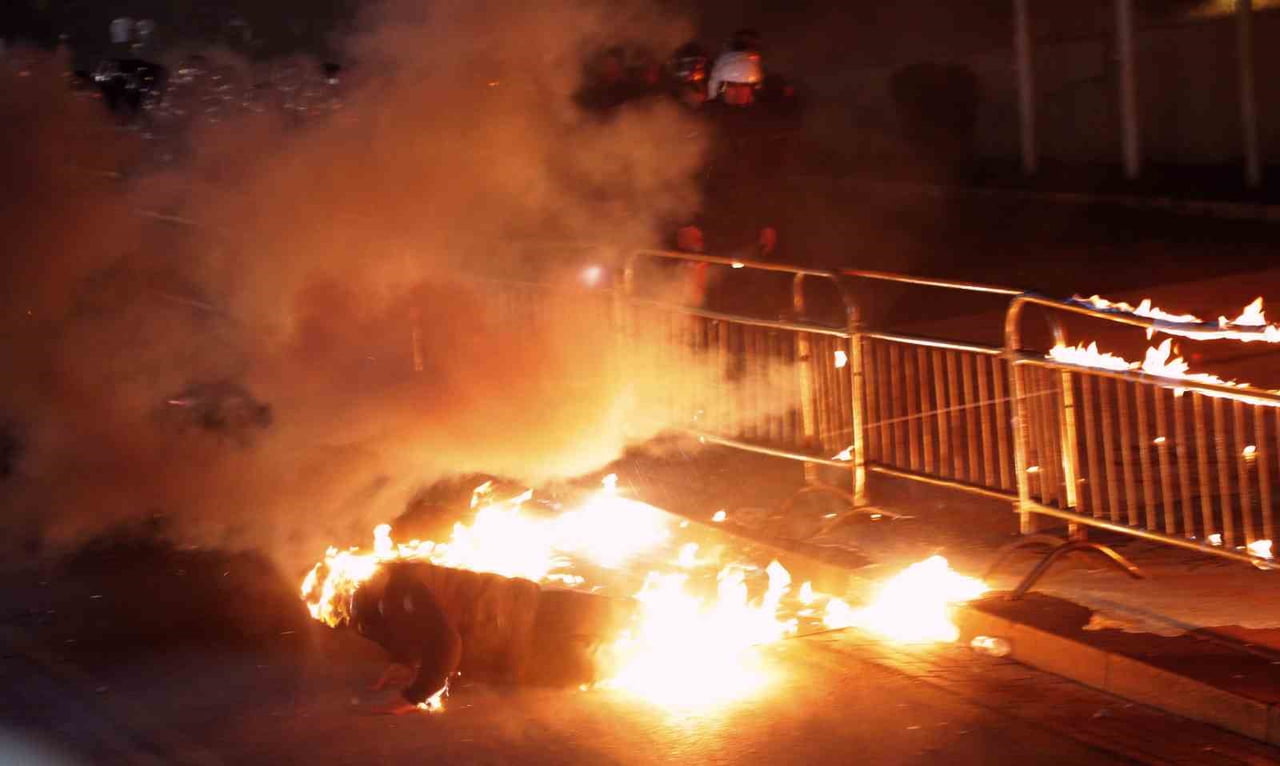 ARNAVUTLUK’UN BAŞKENTİ TİRAN'DA HÜKÜMETİ YOLSUZLUKLA SUÇLAYAN PROTESTOCULAR, BAŞBAKANLIK BİNASINA...