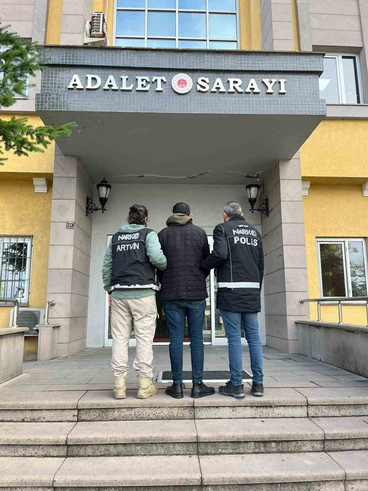 ARTVİN’DE NARKOTİK EKİPLERİNCE YAPILAN OPERASYONDA 147,70 GRAM KOKAİN ELE GEÇİRİLİRKEN, UYUŞTURUCU...