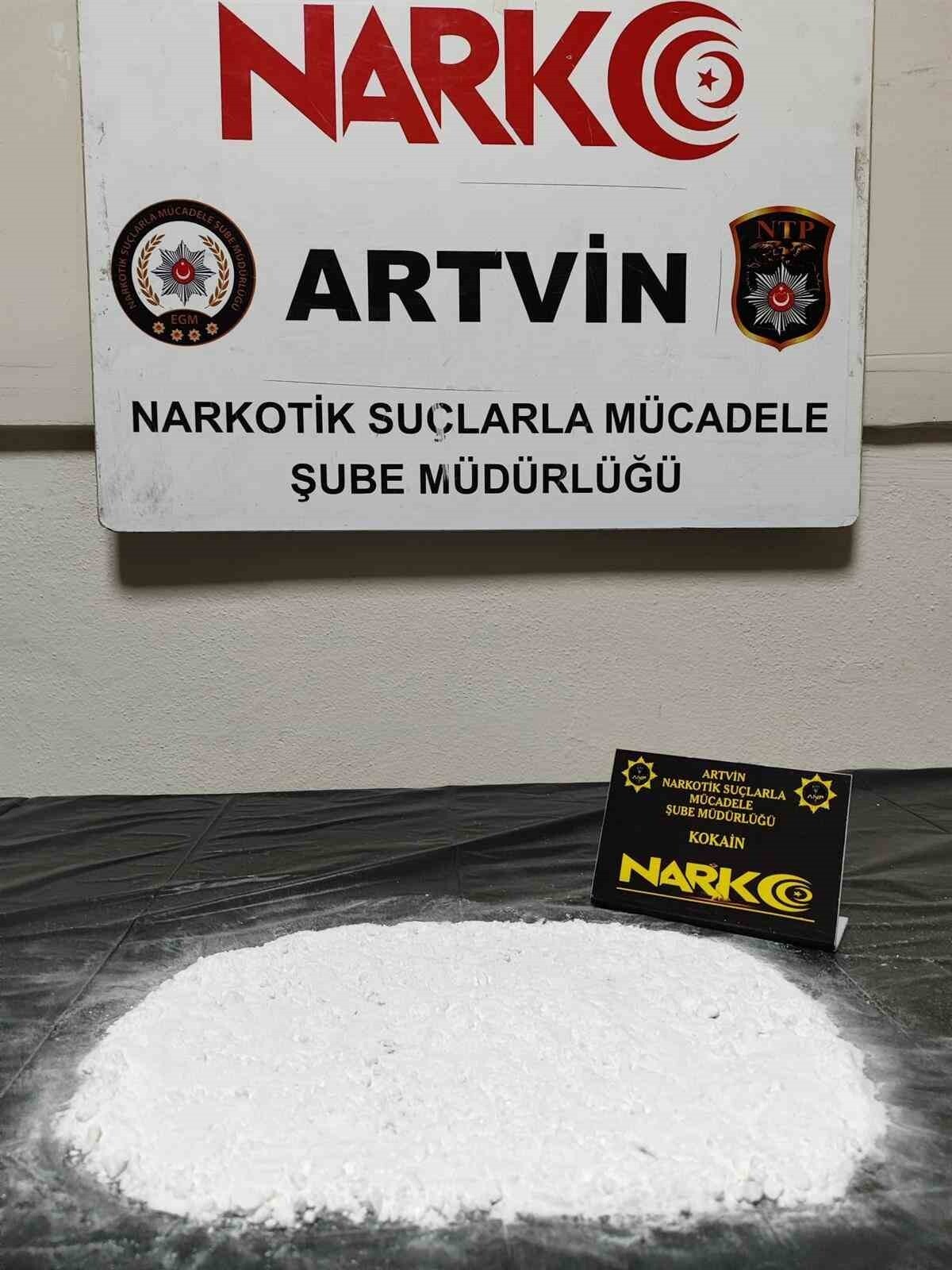 ARTVİN’DE NARKOTİK EKİPLERİNCE YAPILAN OPERASYONDA 147,70 GRAM KOKAİN ELE GEÇİRİLİRKEN, UYUŞTURUCU...