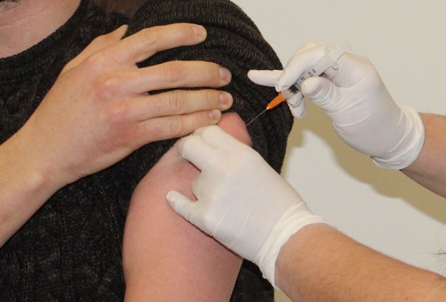 AŞILARIN KALP KRİZLERİNİ ARTIRDIĞI VE MRNA AŞILARIYLA KALP KRİZİ ARASINDA BİR BAĞ KURULMASININ...