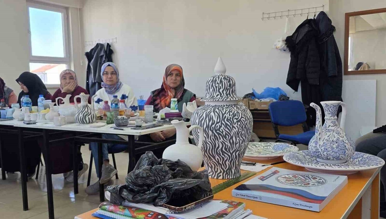 ASLANAPA'DA ÇİNİ KURSU İLGİ GÖRÜYOR