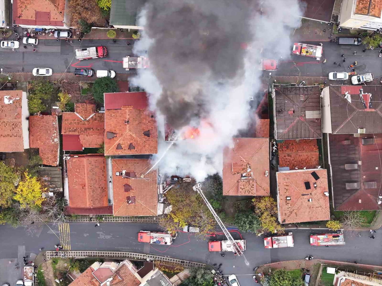ATAŞEHİR'DE 3 KATLI BİR BİNANIN ÇATI KATINDA BAŞLAYAN YANGIN, 2 KATLI BAŞKA BİR BİNA VE BİR...