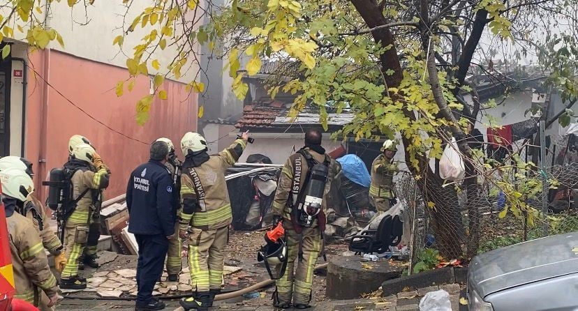 ATAŞEHİR'DE 3 KATLI BİR BİNANIN ÇATI KATINDA BAŞLAYAN YANGIN, 2 KATLI BAŞKA BİR BİNA VE BİR...