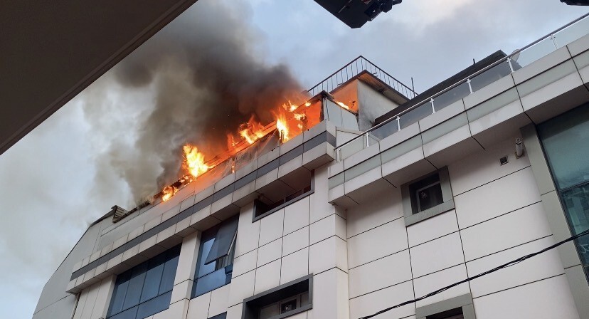 ATAŞEHİR’DE BİR OTELİN ÇATI KATINDA ÇIKAN YANGIN PANİĞE NEDEN OLDU. KISA SÜREDE BÜYÜYEN YANGIN...