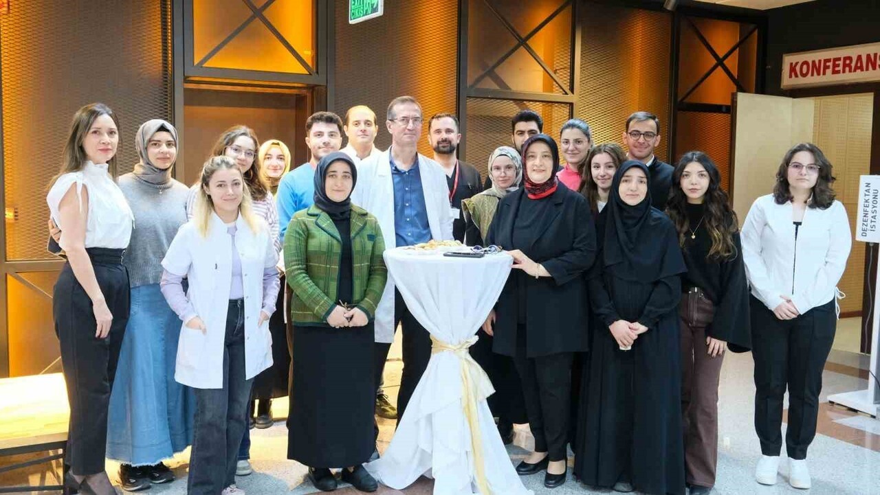 ATATÜRK ÜNİVERSİTESİ ARAŞTIRMA HASTANESİNDE DÜNYA AIDS GÜNÜ FARKINDALIK TOPLANTISI...