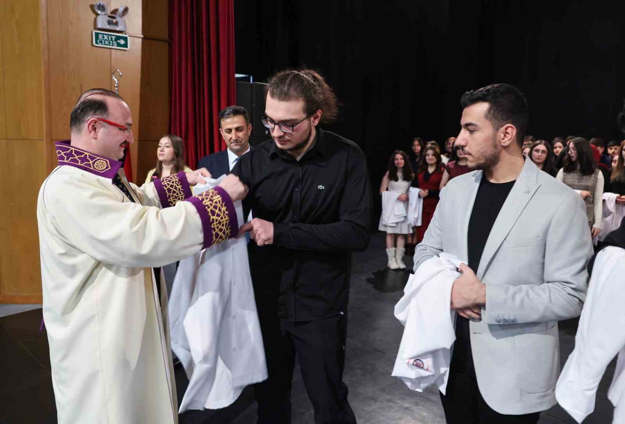 ATATÜRK ÜNİVERSİTESİ TIP FAKÜLTESİ 1. SINIF ÖĞRENCİLERİNE YÖNELİK GELENEKSEL ÖNLÜK GİYME TÖRENİ...