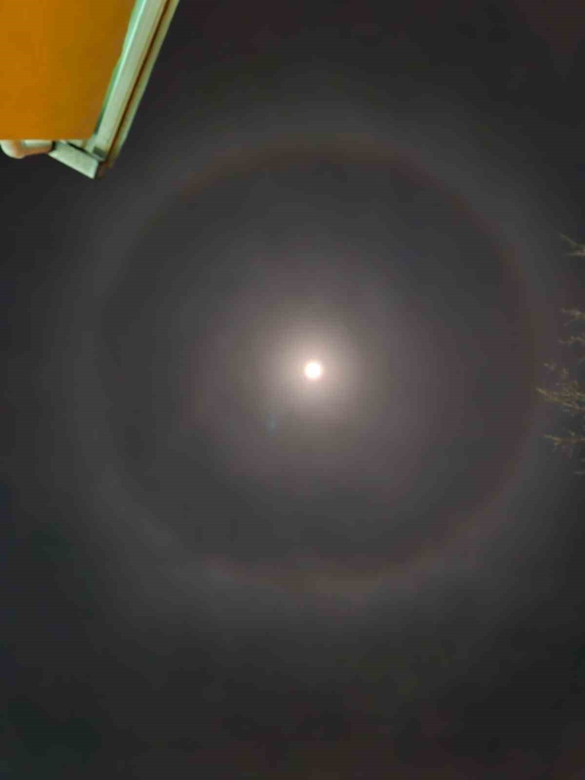 AY HALESİ İLGİ ODAĞI OLDU.