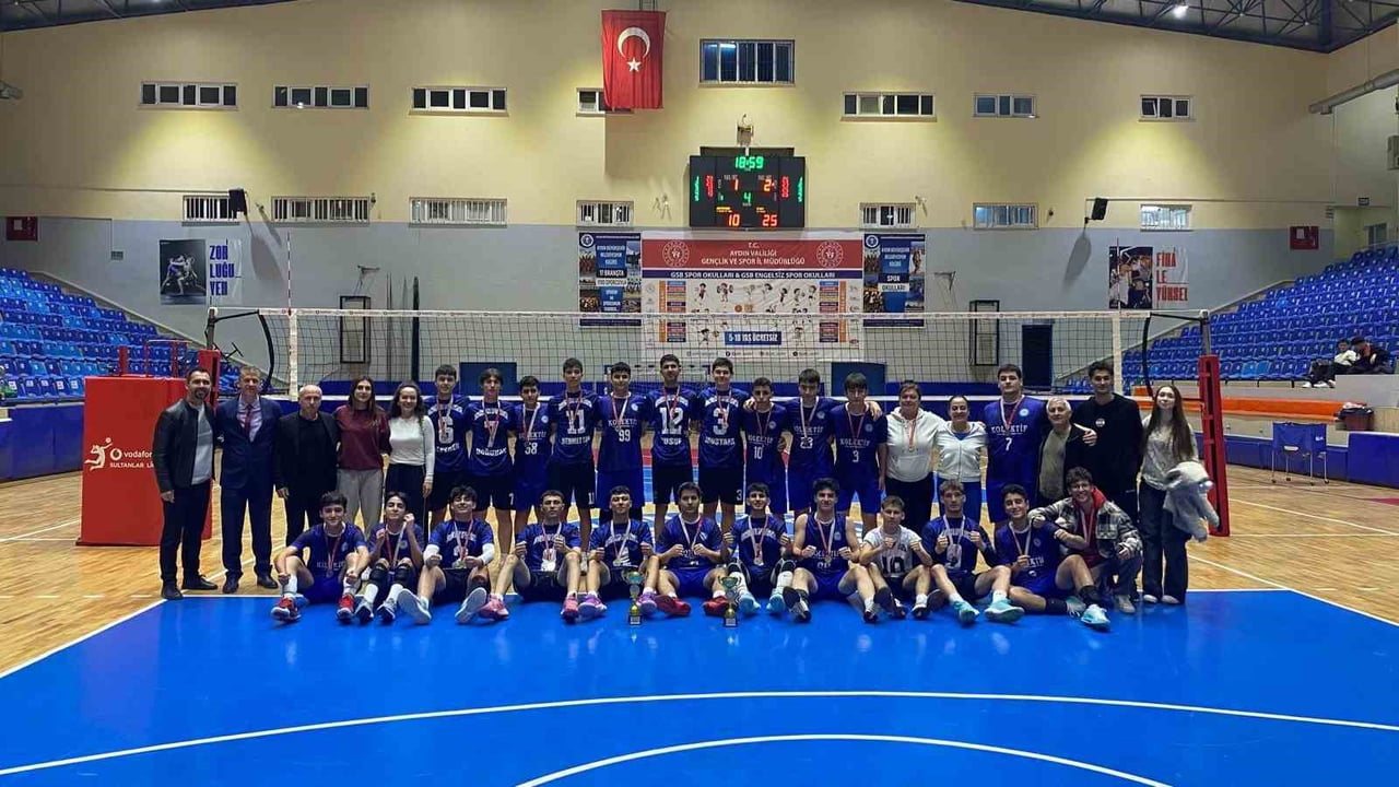AYDIN'DA DÜZENLENEN GENÇ A ERKEK VOLEYBOL İL BİRİNCİLİĞİ MÜSABAKALARINDA PARKEYE ÇIKAN 112...