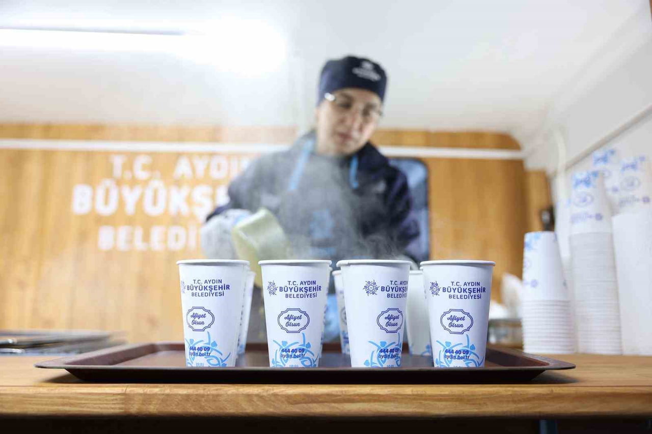 AYDIN'DA HAVALARIN SOĞUMASIYLA BİRLİKTE AYDIN BÜYÜKŞEHİR BELEDİYESİ EKİPLERİ, SICAK ÇORBA İKRAMINA...
