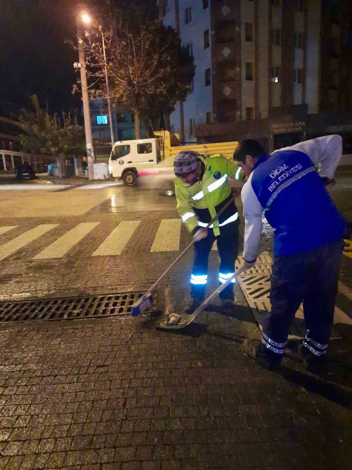 AYDIN'IN DİDİM İLÇESİNDE GECE SAATLERİNDE ETKİLİ OLAN SAĞANAK YAĞIŞ, BELEDİYE EKİPLERİNİ ALARMA...