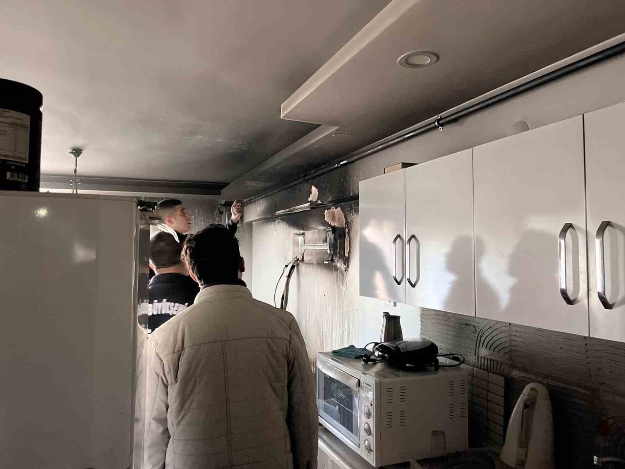 AYDIN'IN EFELER İLÇESİNDE 6 KATLI BİNANIN BEŞİNCİ KATINDA ÇIKAN YANGIN EKİPLERİN HIZLI...