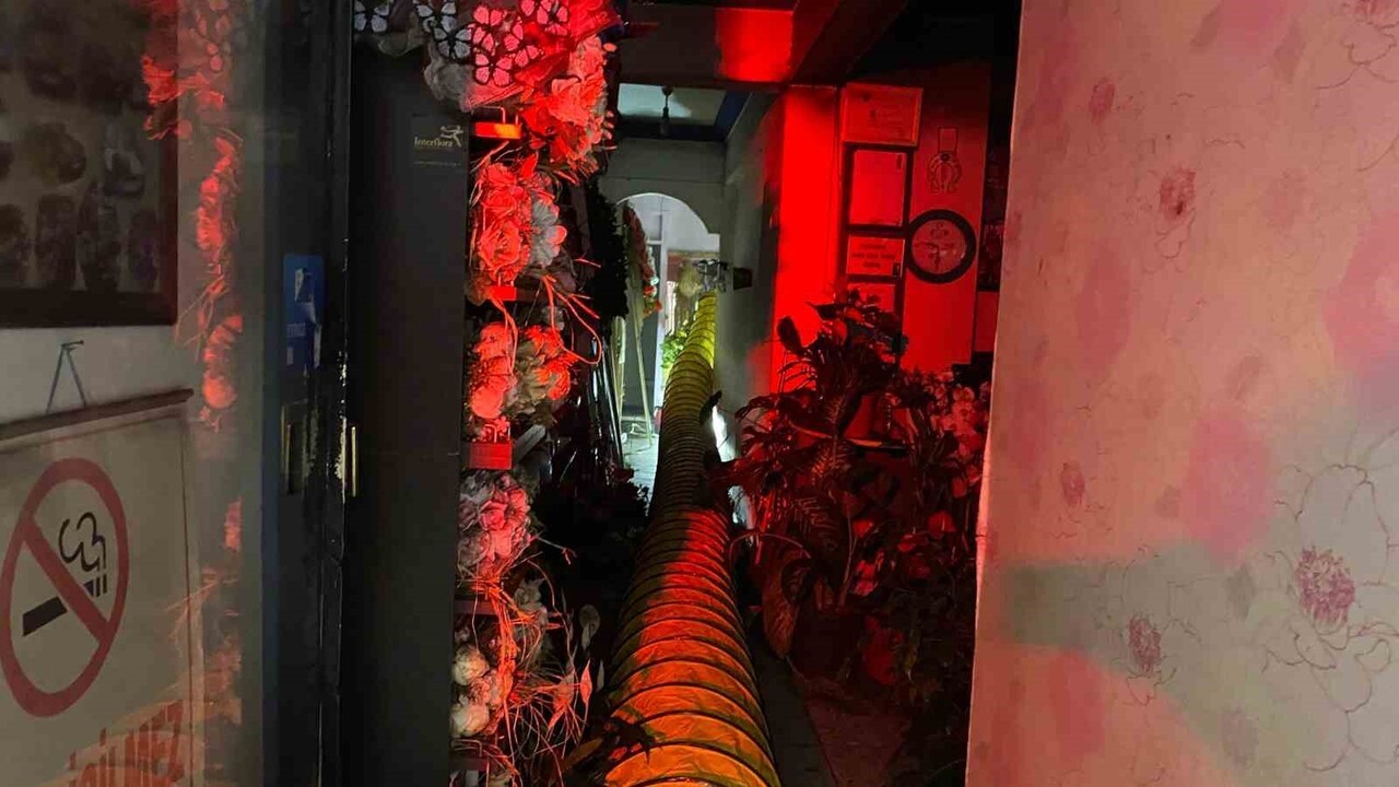 AYDIN'IN EFELER İLÇESİNDE APARTMANIN ALTINDA BULUNAN ÇİÇEKÇİDEKİ YANGIN İTFAİYE EKİPLERİNİN...