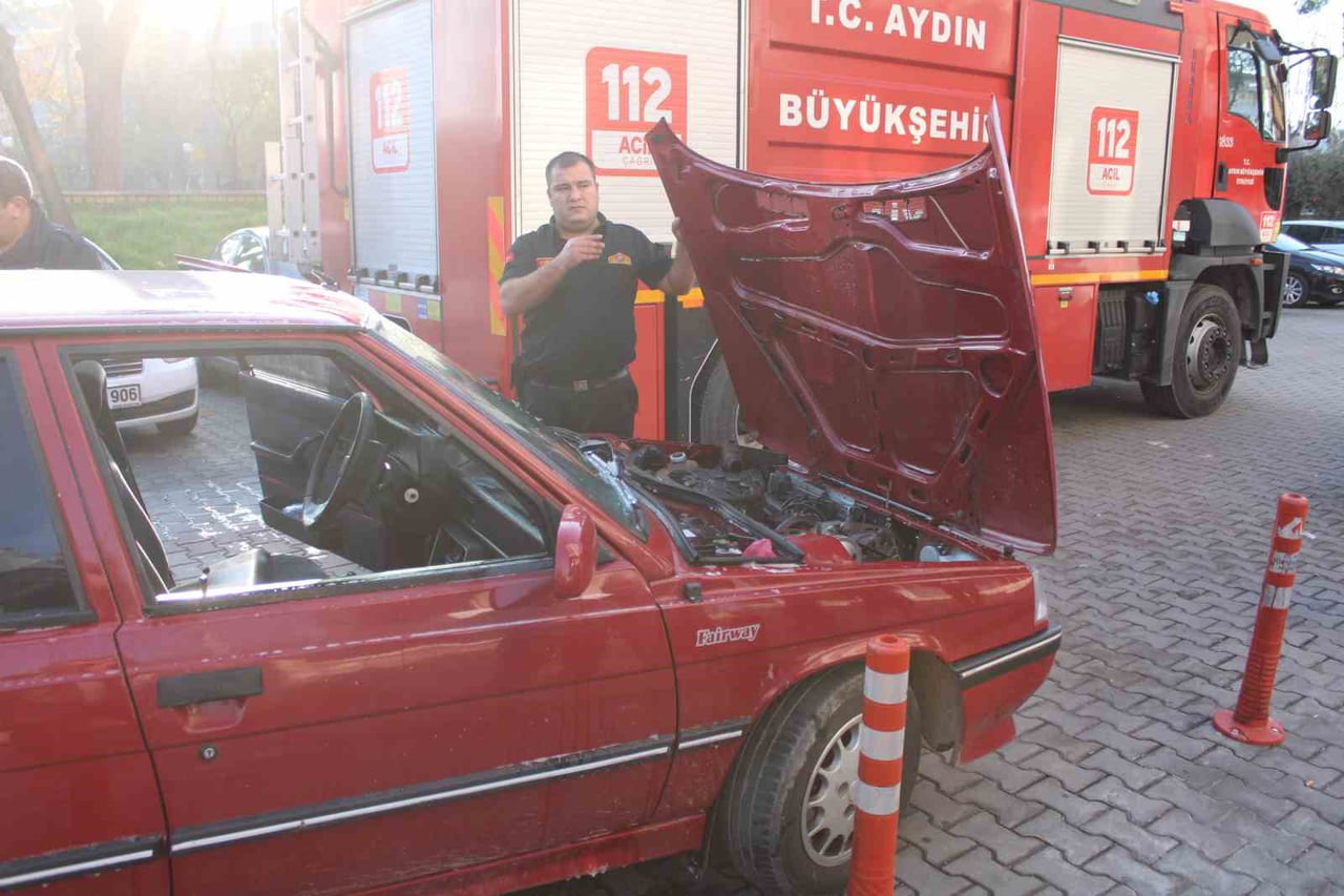 AYDIN'IN EFELER İLÇESİNDE BİR OTOMOBİLİN MOTOR BÖLÜMÜNDEN YÜKSELEN DUMANLAR, İTFAİYE EKİPLERİNİ...