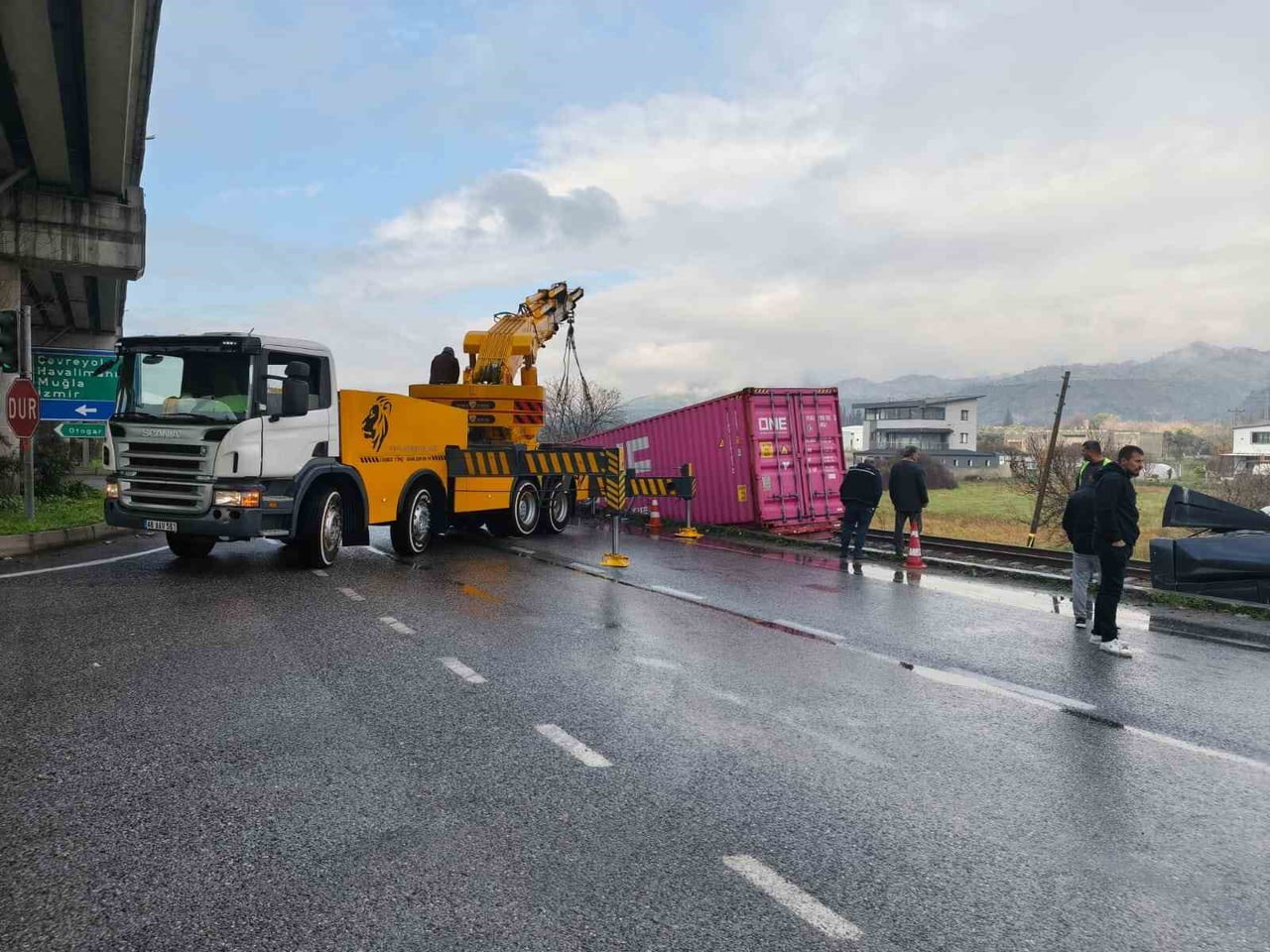 AYDIN'IN EFELER İLÇESİNDE DÜN GECE MEYDANA GELEN FECİ KAZANIN ARDINDAN EKİPLERİN HUMMALI ÇALIŞMASI...