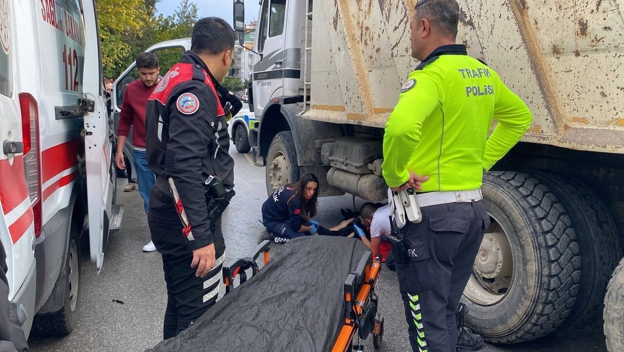 AYDIN'IN EFELER İLÇESİNDE HAFRİYAT KAMYONU İLE ÇARPIŞAN MOTOKURYE KAMYONUN ALTINDA KALARAK AĞIR...