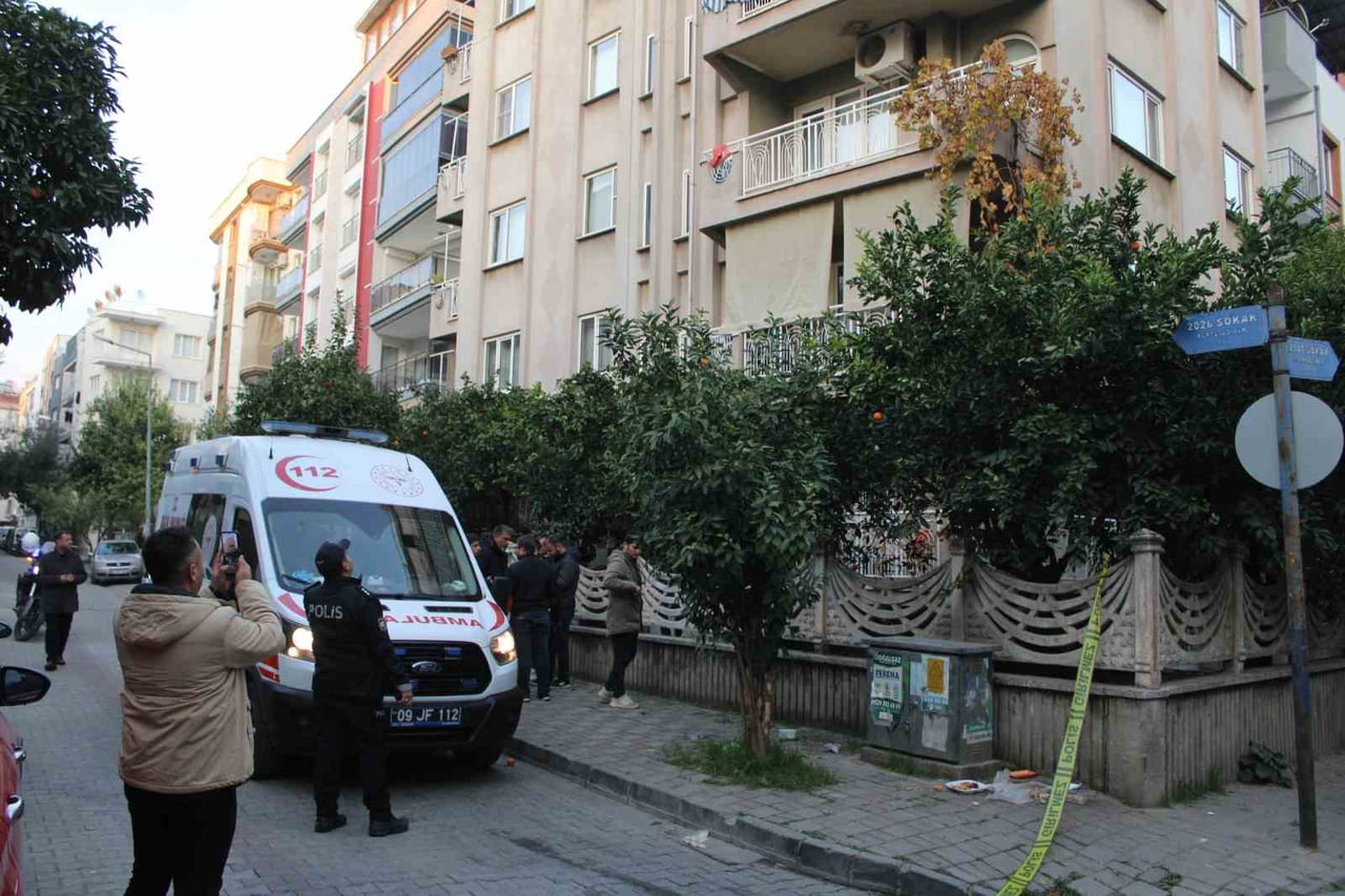 AYDIN'IN EFELER İLÇESİNDE İDDİAYA GÖRE KIYAFETLERİNDE KAN LEKELERİ BULUNAN VE BİR APARTMANIN...