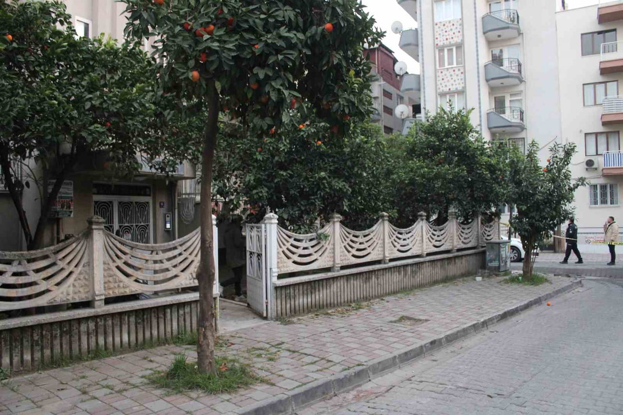 AYDIN'IN EFELER İLÇESİNDE İDDİAYA GÖRE KIYAFETLERİNDE KAN LEKELERİ BULUNAN VE BİR APARTMANIN...