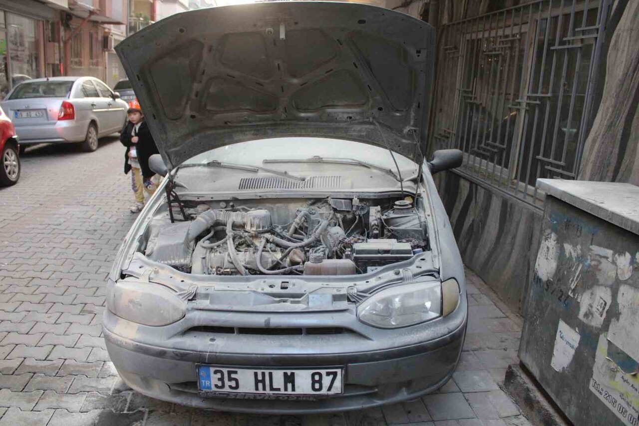 AYDIN'IN EFELER İLÇESİNDE SÜRÜCÜSÜNÜN PARK ETMEK İSTEDİĞİ SIRADA OTOMOBİLDE ÇIKAN YANGINA SOKAK...