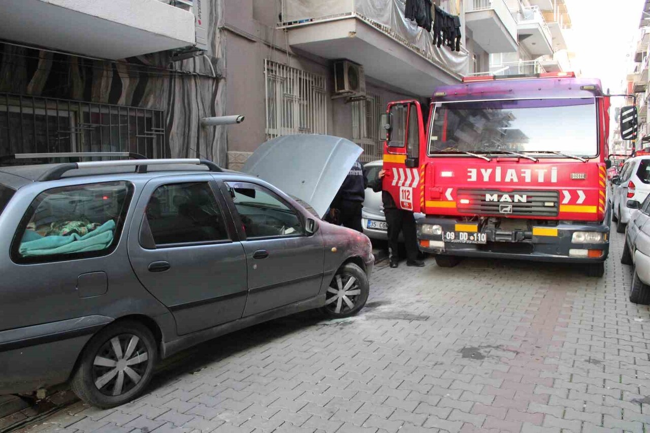 AYDIN'IN EFELER İLÇESİNDE SÜRÜCÜSÜNÜN PARK ETMEK İSTEDİĞİ SIRADA OTOMOBİLDE ÇIKAN YANGINA SOKAK...