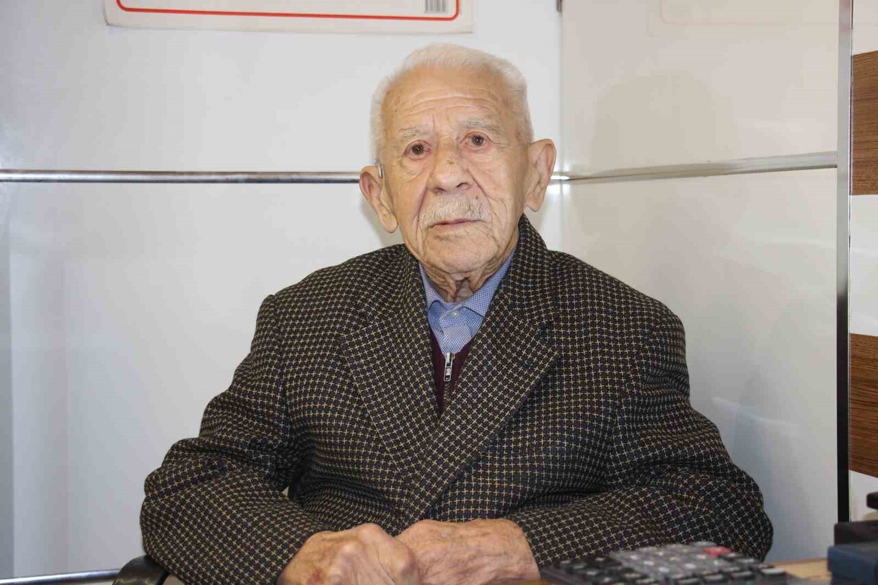 AYDIN'IN EN ESKİ SARRAFLARINDAN 90 YAŞINDAKİ NECDET BEZİRGAN, YARIM ASRI AŞAN MESLEK HAYATINDA...