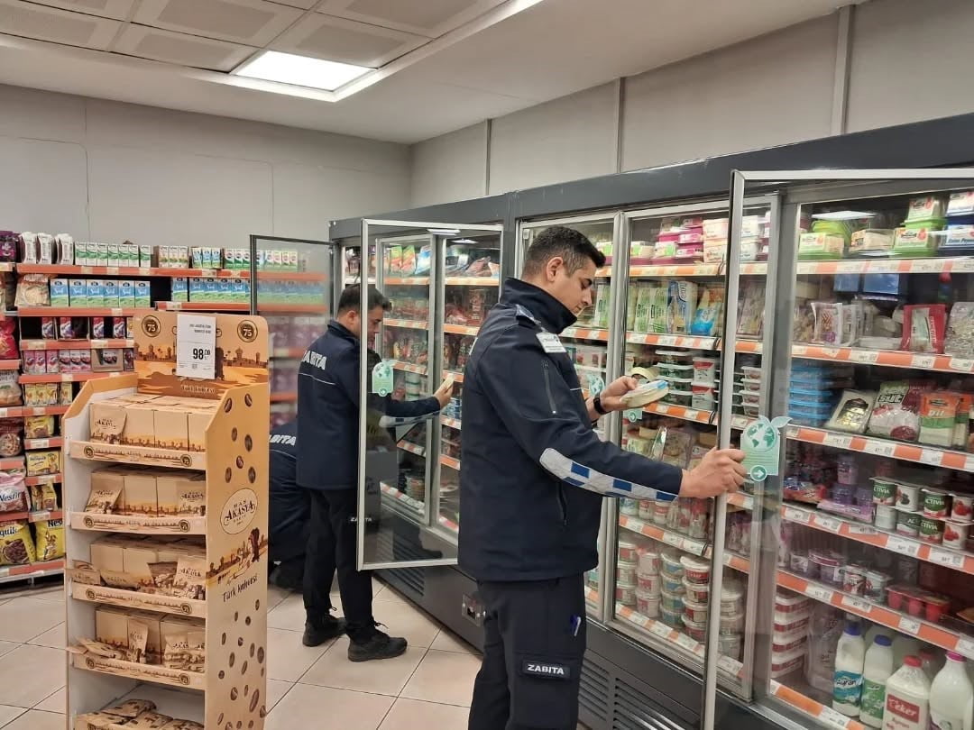 AYDIN'IN GERMENCİK İLÇESİNDE GERMENCİK BELEDİYESİ ZABITA MÜDÜRLÜĞÜ’NE BAĞLI EKİPLER, İLÇE...