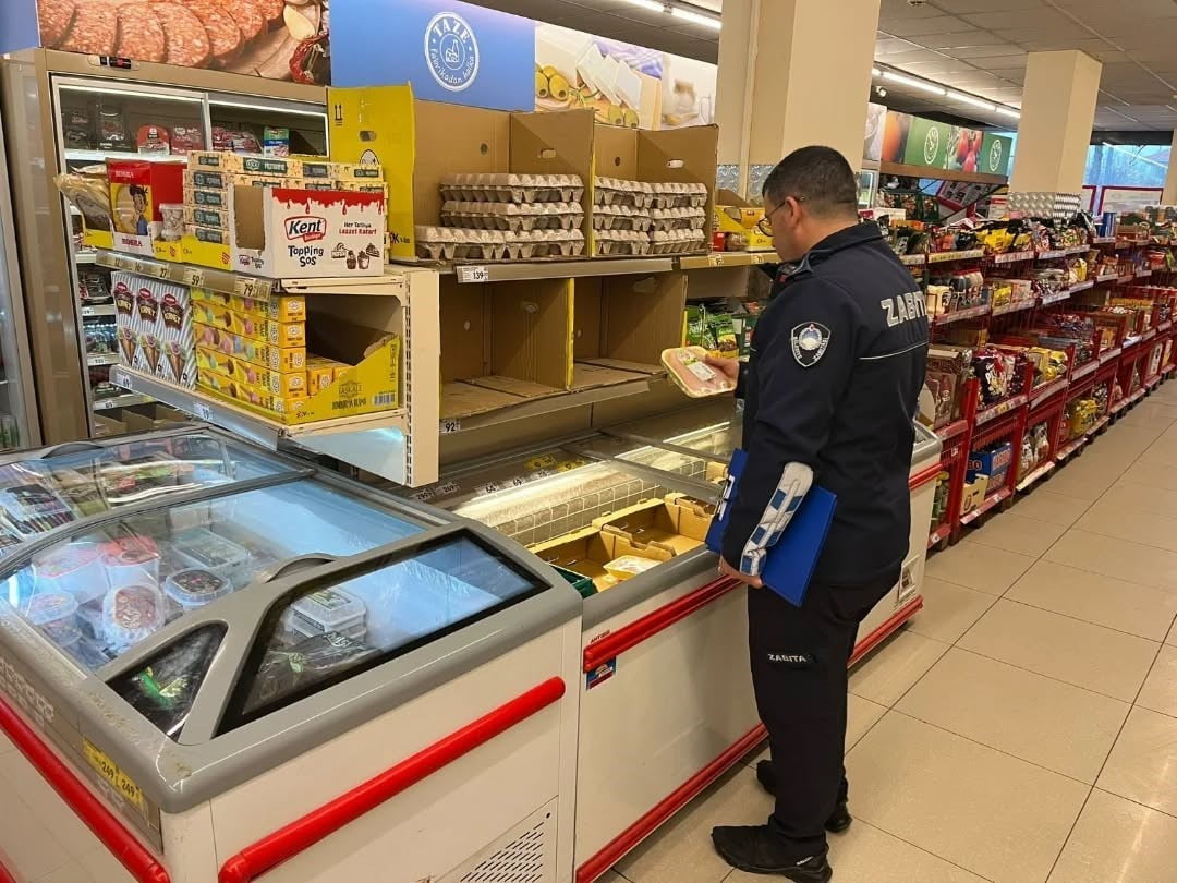 AYDIN'IN GERMENCİK İLÇESİNDE GERMENCİK BELEDİYESİ ZABITA MÜDÜRLÜĞÜ’NE BAĞLI EKİPLER, İLÇE...